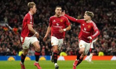 开云体育-曼联大胜对手霸气表现占据榜首