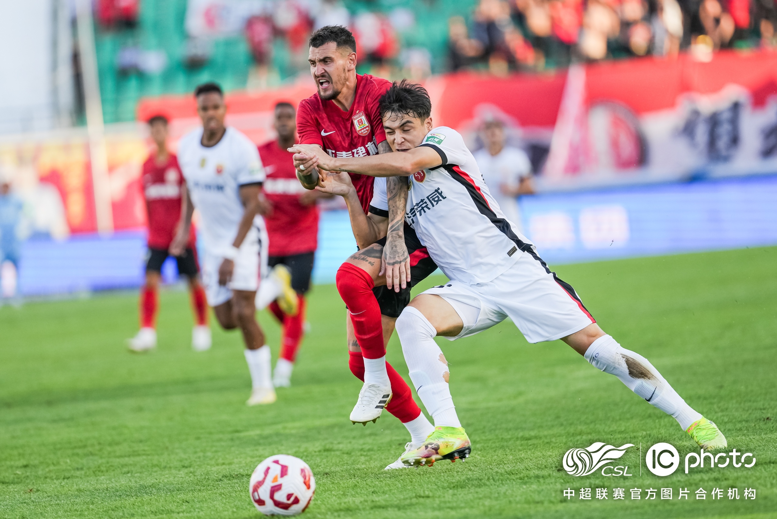 精彩赛事即将上演,球员备战冲刺冠军 精彩赛事即将上演,球员备战冲刺冠军