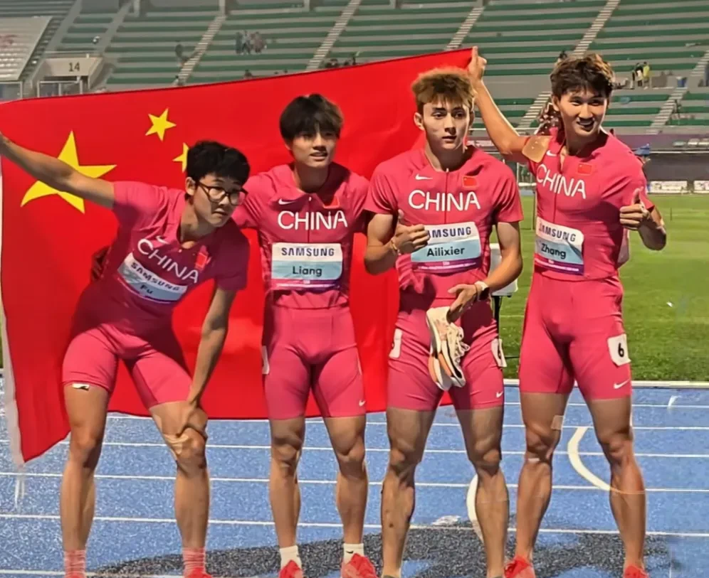 高水平运动员在场上争夺胜利荣誉