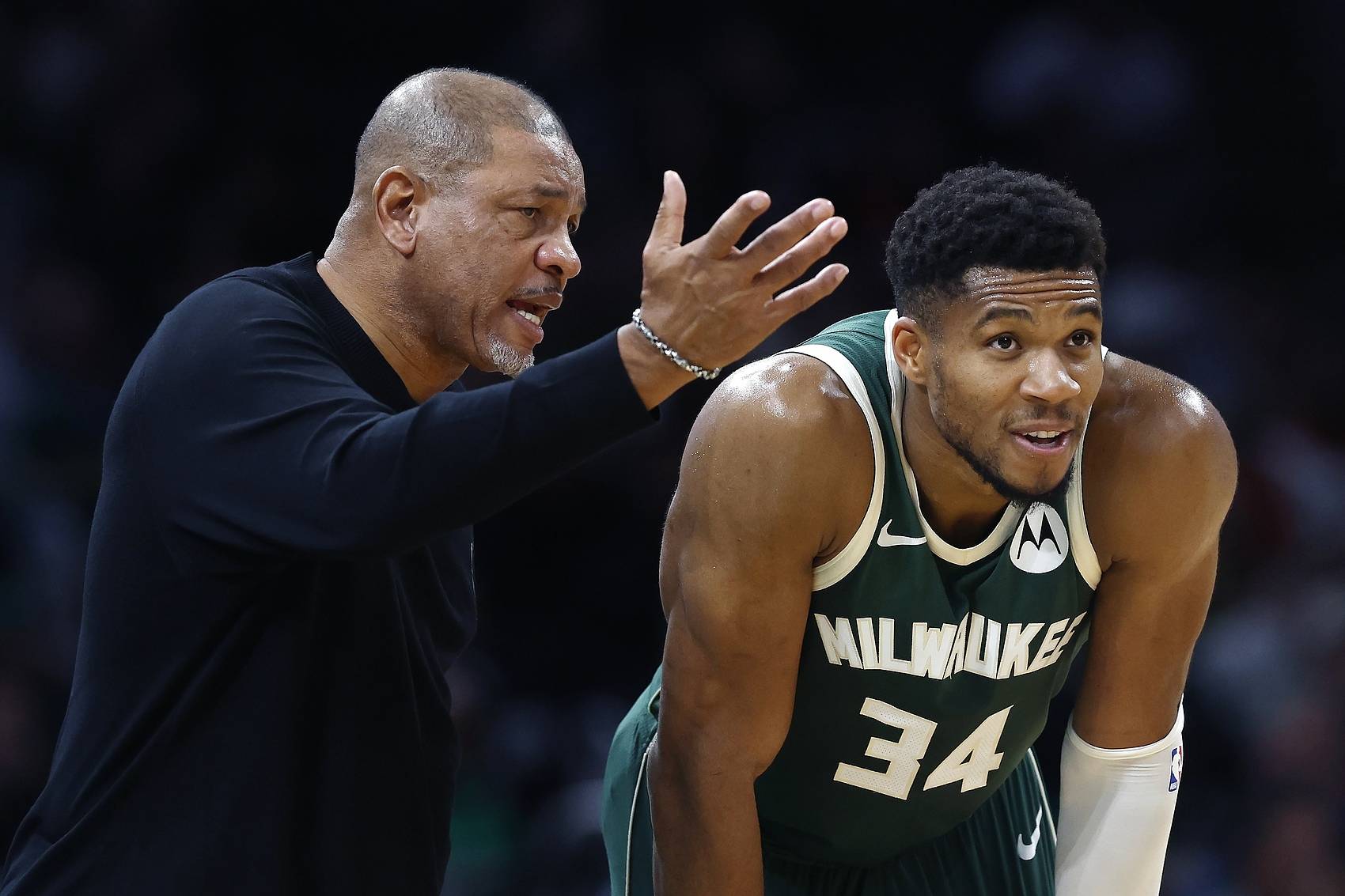 雄鹿逆转灰熊,范弗利特带队取胜 雄鹿逆转灰熊,范弗利特带队取胜