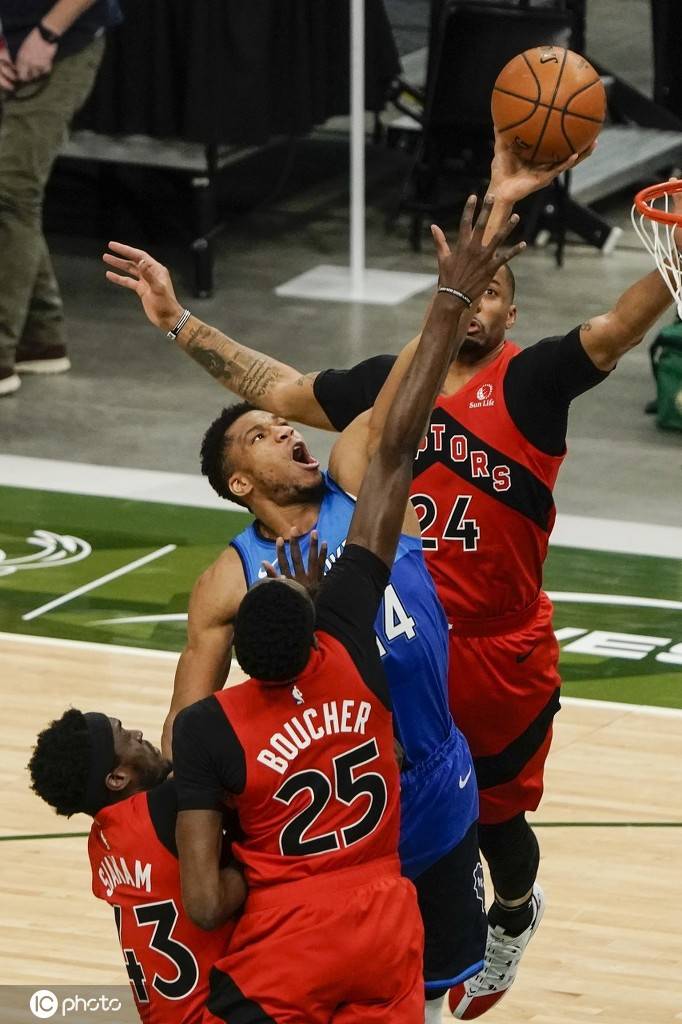 雄鹿逆转灰熊,范弗利特带队取胜 雄鹿逆转灰熊,范弗利特带队取胜